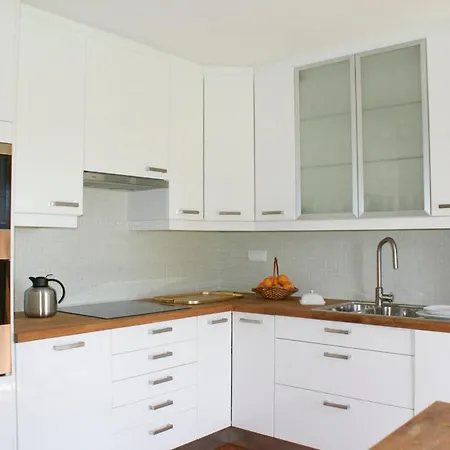 Sleeps 10 With Pool And Wifi Calheiros